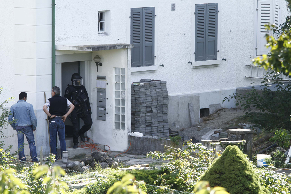FOTO: PETER GERBER, 14.09.2010, Biel (BE):
Spurensicherung. Noch immer wird der Hauseingang von Peter Hans Kneubhls Amok-Haus von Elitepolizisten bewacht