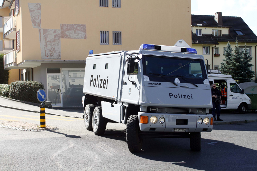 FOTO: PETER GERBER, 10.09.2010, Biel (BE):
Die Sondereinheit der Zrcher Polizei fhrt mit einem Panzerfahrzeug vor. Amok in Biel Tag 3, die Polizei bereitet sich auf den dritten Tag vor. In der Nacht auf Freitag vielen wieder drei Schsse, laut Ohrenzeugen zwei aus einem Maschinengewehr und einer aus einer Pistole