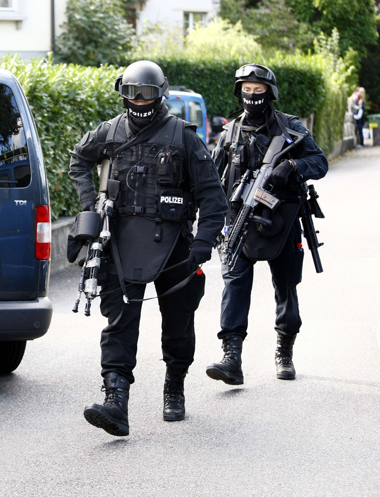 FOTO: PETER GERBER, 09.09.2010, Biel (BE):
Seit gestern Morgen hlt sich in Biel ein bewaffneter Mann (67) verschanzt. In der Nacht schoss er auf Polizisten, dann floh er. Es sind die Spezial Einheiten der Polizei aus den Kantonen BE, ZH, BS und AG im Einsatz