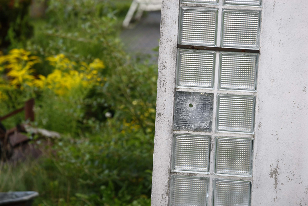 FOTO: PETER GERBER, 12.09.2010, Biel (BE):
Blick in den Garten vom Amok Opa Peter Hans, zum ersten Mal kann man das Durchschussloch im Glasfenster bei der Eingangstr sehen