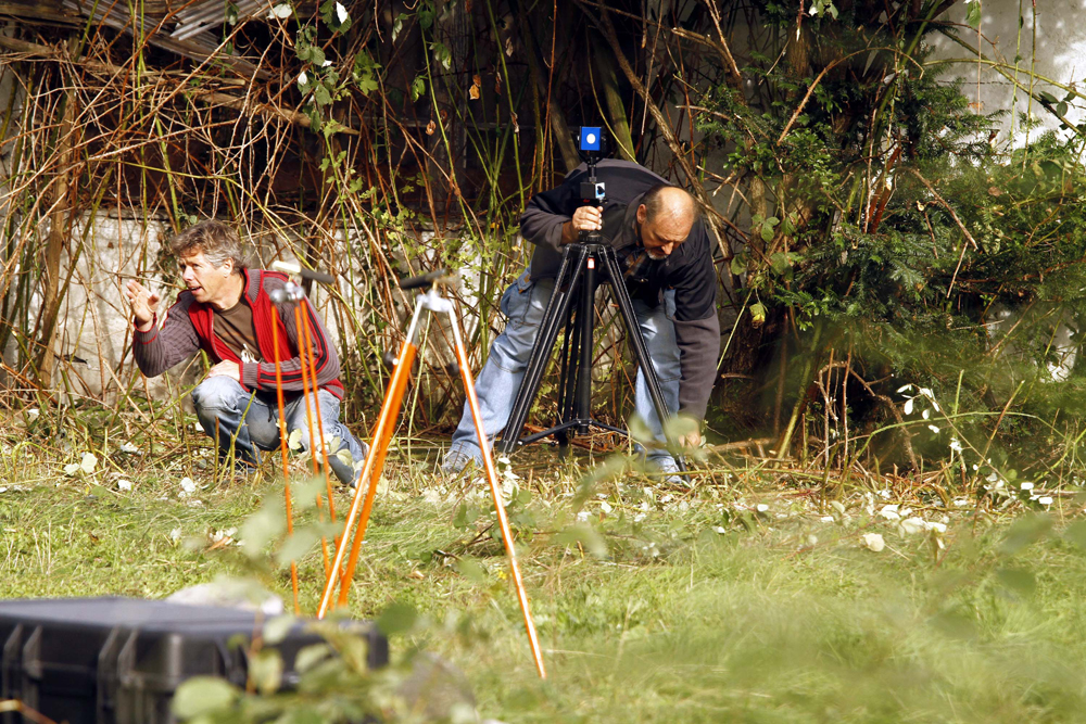 FOTO: PETER GERBER, 14.09.2010, Biel (BE):
Der Kriminaltechnische Dienst der Polizei bereitet im Garten des Amok Hausen von Peter Hans alles vor um Vermessungen des Gartens vorzunehmen. Die Kriminaltechniker werden von der Elitepolizei beschtzt. Nebst der Vermessung wird auch untersucht woher geschossen wurde