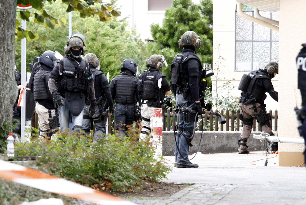FOTO: PETER GERBER, 09.09.2010, Biel (BE):
In der Quartierstrasse in der Nhe seines Hauses. Seit gestern Morgen hlt sich in Biel ein bewaffneter Mann (67) verschanzt. In der Nacht schoss er auf Polizisten, dann floh er. Es sind die Spezial Einheiten der Polizei aus den Kantonen BE, ZH, BS und AG im Einsatz