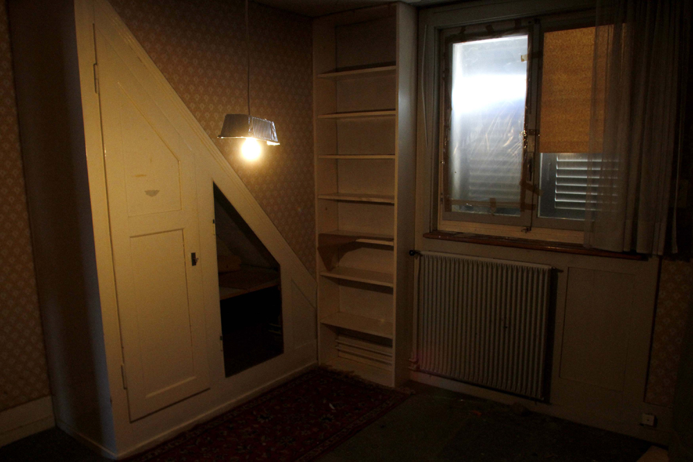 FOTO: PETER GERBER, 26.12.2010, BIEL BE:
ZIMMER ZWEI IM ZWEITEN STOCK. DAS HAUS VON PETER KNEUBUEHL. EIN EXKLUSIVER BLICK IN DIE WOHNUNGEN IM HAUS VOM BIELER AMOK RENTNER PETER KNEUBUEHL. ALBERT GALUS (54) UND SEINE PARTNERIN ROMY BUNDELI (51) HABEN DAS HAUS FUER 405 000.-- FRANKEN ERSTEIGERT