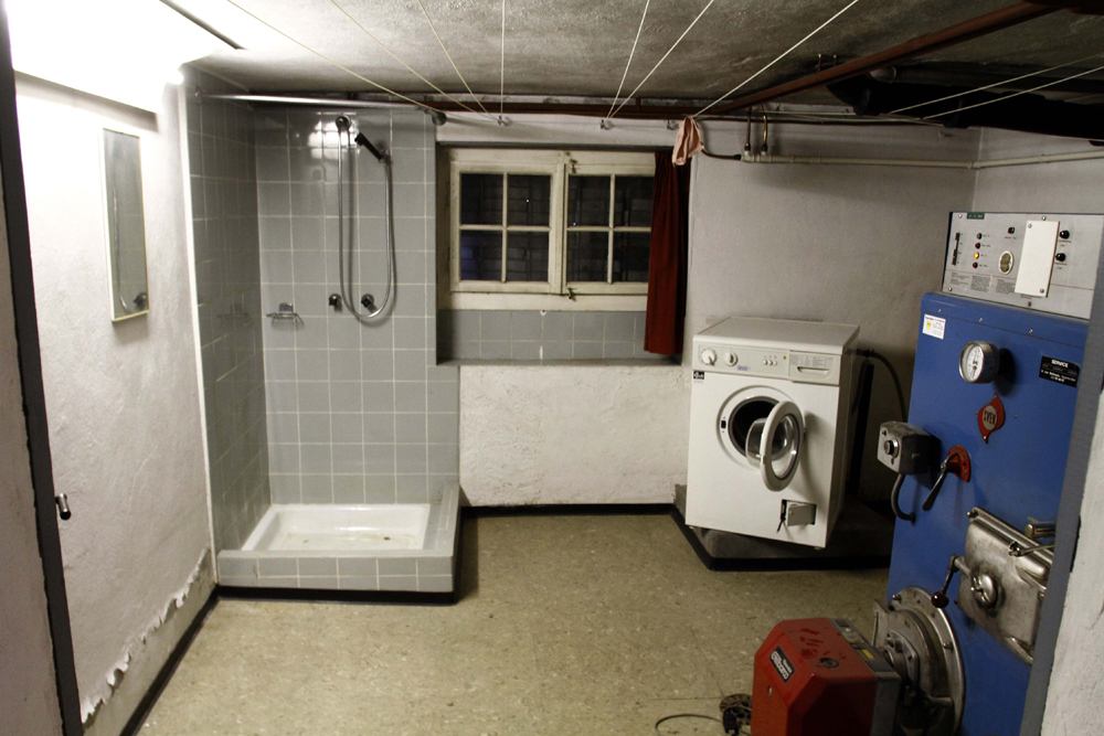 FOTO: PETER GERBER, 26.12.2010, BIEL BE:
KELLER, WASCHMASCHINE, HEIZUNG UND DUSCHE. DAS HAUS VON PETER KNEUBUEHL. EIN EXKLUSIVER BLICK IN DIE WOHNUNGEN IM HAUS VOM BIELER AMOK RENTNER PETER KNEUBUEHL. ALBERT GALUS (54) UND SEINE PARTNERIN ROMY BUNDELI (51) HABEN DAS HAUS FUER 405 000.-- FRANKEN ERSTEIGERT