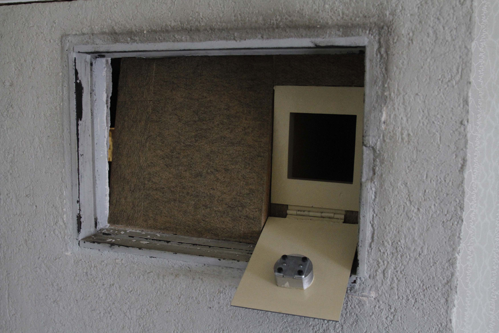 FOTO: PETER GERBER, 26.12.2010, BIEL BE:
WOHNZIMMER UND VERSTECKTER TRESOR IM KACHELOFEN, LINKS, HIER WOHNTE KNEUBUEHL IN DER WOHNUNG IM ERSTER STOCK. DAS HAUS VON PETER KNEUBUEHL. EIN EXKLUSIVER BLICK IN DIE WOHNUNGEN IM HAUS VOM BIELER AMOK RENTNER PETER KNEUBUEHL. ALBERT GALUS (54) UND SEINE PARTNERIN ROMY BUNDELI (51) HABEN DAS HAUS FUER 405 000.-- FRANKEN ERSTEIGERT
