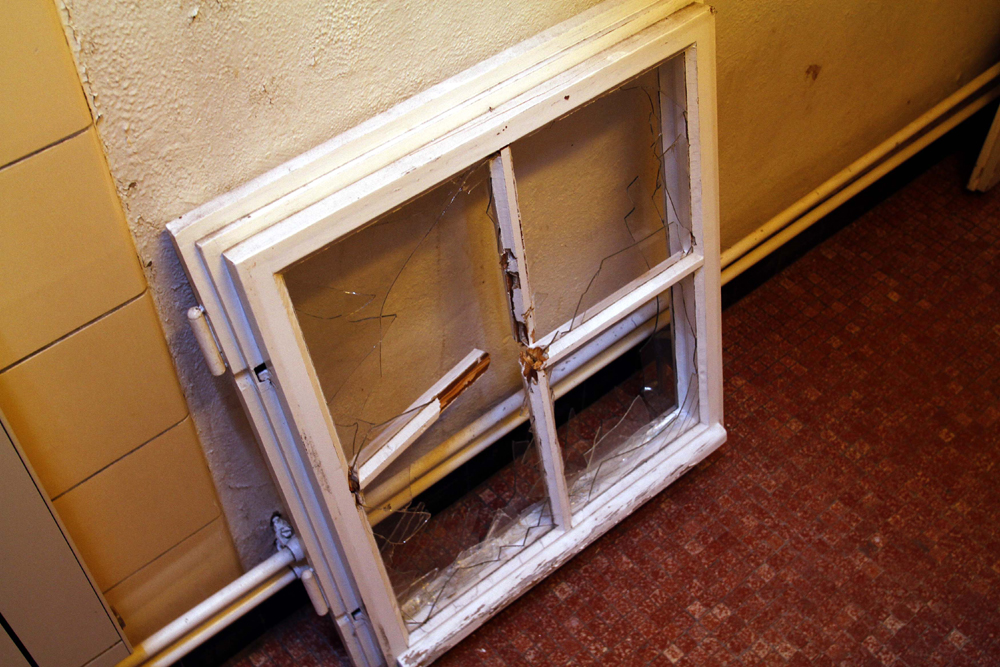 FOTO: PETER GERBER, 26.12.2010, BIEL BE:
ZERSCHOSSENE FENSTER AUS DEM BAD WC IN DER PARTERRE WOHNUNG. DAS HAUS VON PETER KNEUBUEHL. EIN EXKLUSIVER BLICK IN DIE WOHNUNGEN IM HAUS VOM BIELER AMOK RENTNER PETER KNEUBUEHL. ALBERT GALUS (54) UND SEINE PARTNERIN ROMY BUNDELI (51) HABEN DAS HAUS FUER 405 000.-- FRANKEN ERSTEIGERT
