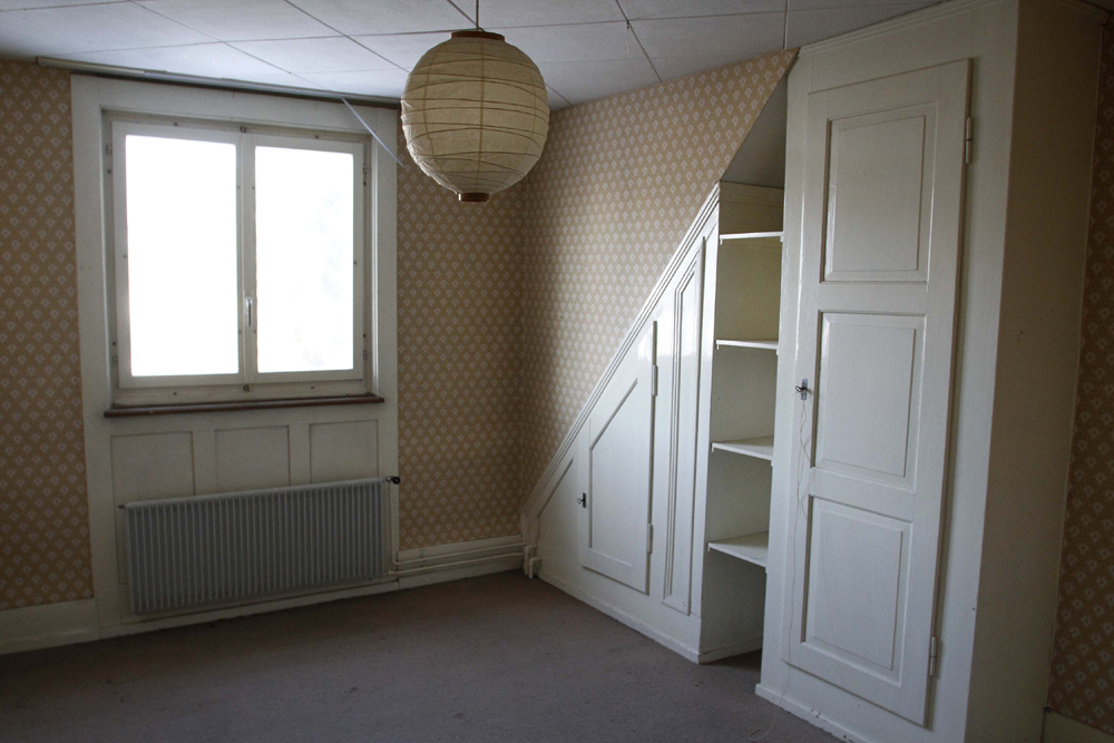 FOTO: PETER GERBER, 26.12.2010, BIEL BE:
ZIMMER EINS IM ZWEITEN STOCK. DAS HAUS VON PETER KNEUBUEHL. EIN EXKLUSIVER BLICK IN DIE WOHNUNGEN IM HAUS VOM BIELER AMOK RENTNER PETER KNEUBUEHL. ALBERT GALUS (54) UND SEINE PARTNERIN ROMY BUNDELI (51) HABEN DAS HAUS FUER 405 000.-- FRANKEN ERSTEIGERT