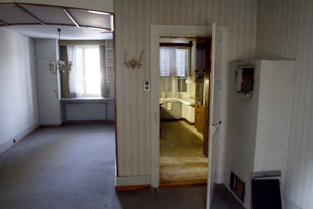 FOTO: PETER GERBER, 26.12.2010, BIEL BE:
WOHNZIMMER UND KUECHE UND VERSTECKTER TRESOR IM KACHELOFEN, LINKS, HIER WOHNTE KNEUBUEHL IN DER WOHNUNG IM ERSTER STOCK. DAS HAUS VON PETER KNEUBUEHL. EIN EXKLUSIVER BLICK IN DIE WOHNUNGEN IM HAUS VOM BIELER AMOK RENTNER PETER KNEUBUEHL. ALBERT GALUS (54) UND SEINE PARTNERIN ROMY BUNDELI (51) HABEN DAS HAUS FUER 405 000.-- FRANKEN ERSTEIGERT