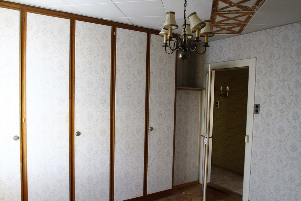 FOTO: PETER GERBER, 26.12.2010, BIEL BE:
ZWEITES ZIMMER, HIER WOHNTE KNEUBUEHL IN DER WOHNUNG IM ERSTER STOCK. DAS HAUS VON PETER KNEUBUEHL. EIN EXKLUSIVER BLICK IN DIE WOHNUNGEN IM HAUS VOM BIELER AMOK RENTNER PETER KNEUBUEHL. ALBERT GALUS (54) UND SEINE PARTNERIN ROMY BUNDELI (51) HABEN DAS HAUS FUER 405 000.-- FRANKEN ERSTEIGERT
