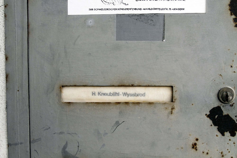 FOTO: PETER GERBER, 29.11.2010, BIEL (BE):
DER BRIEFKASTEN. HAUS BESICHTIGUNG. BESICHTIGUNG DES HAUSES VON PETER HANS KNEUBUEHL