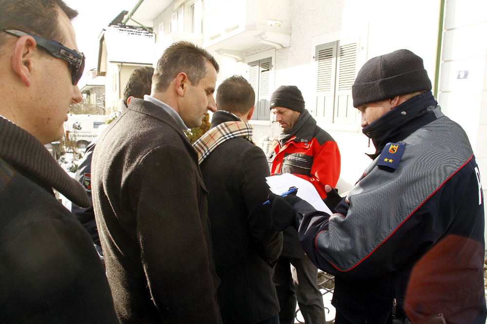 FOTO: PETER GERBER, 29.11.2010, BIEL (BE):
WOLLEN ANONYM BLEIBEN: KAUF INTERESSIERTE BESICHTIGEN DAS HAUSE VON PETER HANS KNEUBUEHL
(FOTOS DUERFEN GEZEIGT WERDEN, UNVERPIXELT)