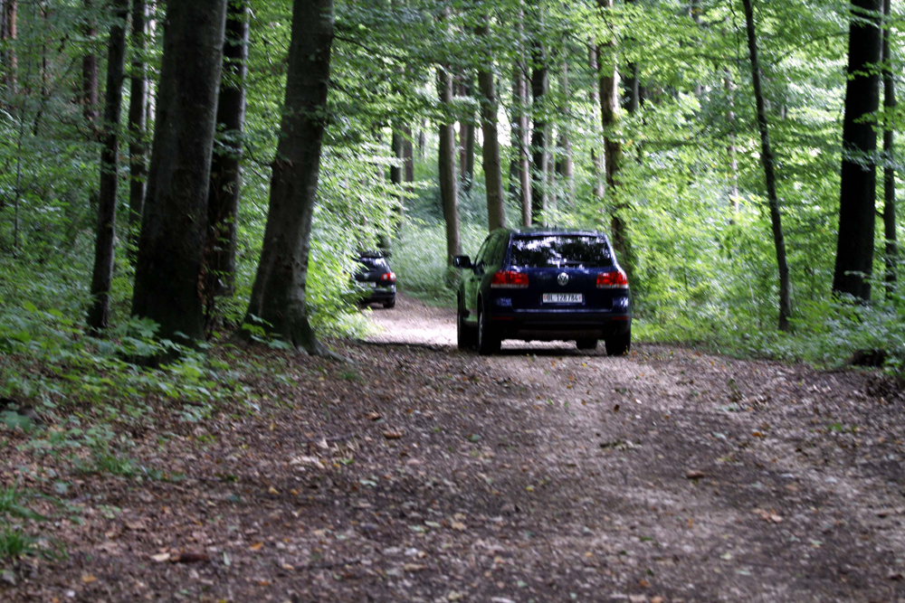 FOTO: PETER GERBER, 09.09.2010, Biel (BE):
m Wald. Seit gestern Morgen hlt sich in Biel ein bewaffneter Mann (67) verschanzt. In der Nacht schoss er auf Polizisten, dann floh er. Es sind die Spezial Einheiten der Polizei aus den Kantonen BE, ZH, BS und AG im Einsatz