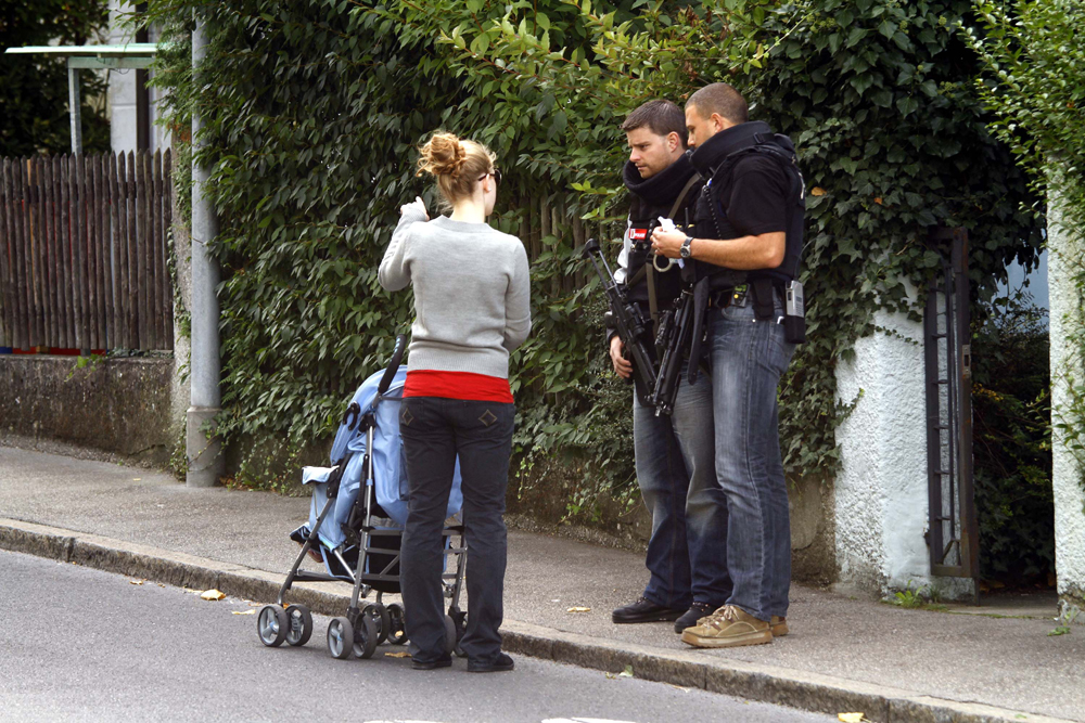 FOTO: PETER GERBER, 16.09.2010, Biel (BE):
Das Linden Qaurtier ist wieder abgeriegelt. Polizei- und Baufahrzeuge fahren vor das Haus von Amok Peter Hans Kneubhl