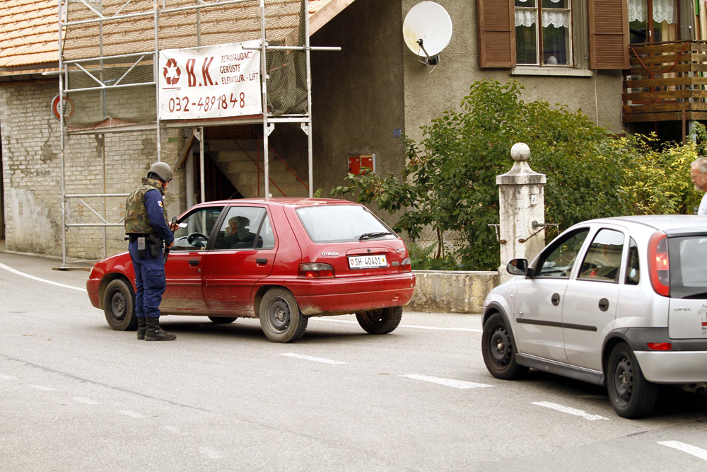 FOTO: PETER GERBER, 15.09.2010, Vauffelin (BE):
Die beiden Wege in das kleine Drfchen Pagne sind durch die Polizei gesperrt. Im Grossgebiet rund um Plagne und in Plagne luft eine Grossaktion der Elitepolizei