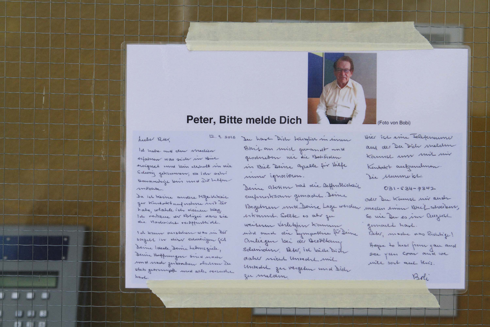 FOTO: PETER GERBER, 13.09.2010, Biel (BE):
Bei der Bushaltestelle im Linden Quartier, ber dem mglichen Versteck des Amok Opas, hngt der aktuelle Flyer mit dem Aufruf. Amok in Biel