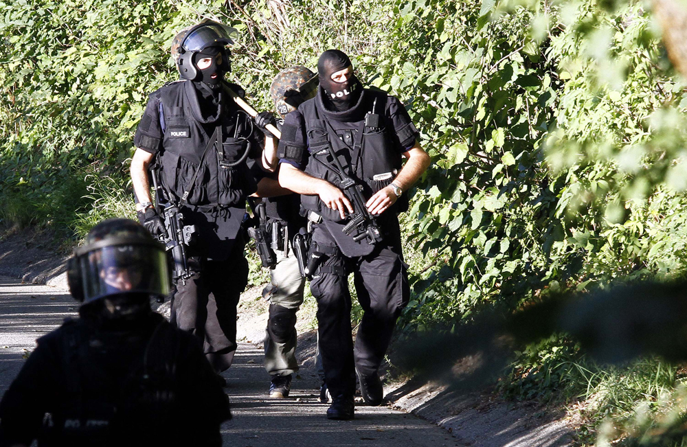FOTO: PETER GERBER, 11.09.2010, Biel (BE):
Mit Brecheisen, Vorschlaghammer und einer Eisenzange sticht die Sondereinheit der Polizei in ein Waldstck in der Nhe des Schulhauses Linde.Noch immer ist der Amok Opa auf freiem Fuss. Amok in Biel