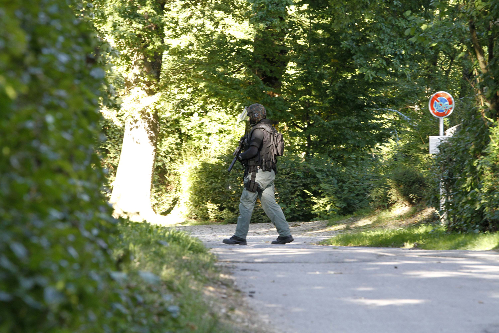 FOTO: PETER GERBER, 11.09.2010, Biel (BE):
Mit Brecheisen, Vorschlaghammer und einer Eisenzange sticht die Sondereinheit der Polizei in ein Waldstck in der Nhe des Schulhauses Linde.Noch immer ist der Amok Opa auf freiem Fuss. Amok in Biel