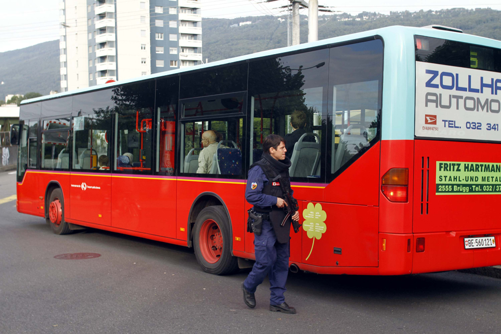 FOTO: PETER GERBER, 10.09.2010, Biel (BE):
Nun werden alle Buse welche das Linden Quartier verlassen kontrolliert. Amok in Biel Tag 3, die Polizei bereitet sich auf den dritten Tag vor. In der Nacht auf Freitag vielen wieder drei Schsse, laut Ohrenzeugen zwei aus einem Maschinengewehr und einer aus einer Pistole