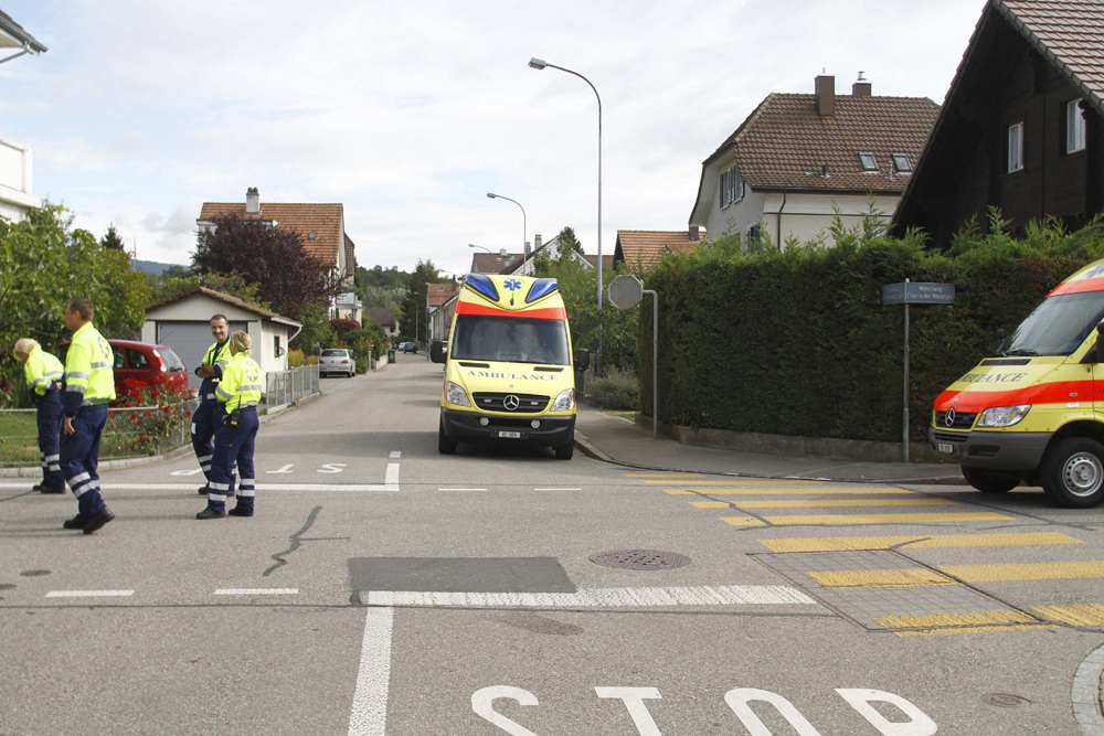 FOTO: PETER GERBER, 09.09.2010, Biel (BE):
In der Quartierstrasse in der Nhe seines Hauses. Seit gestern Morgen hlt sich in Biel ein bewaffneter Mann (67) verschanzt. In der Nacht schoss er auf Polizisten, dann floh er. Es sind die Spezial Einheiten der Polizei aus den Kantonen BE, ZH, BS und AG im Einsatz