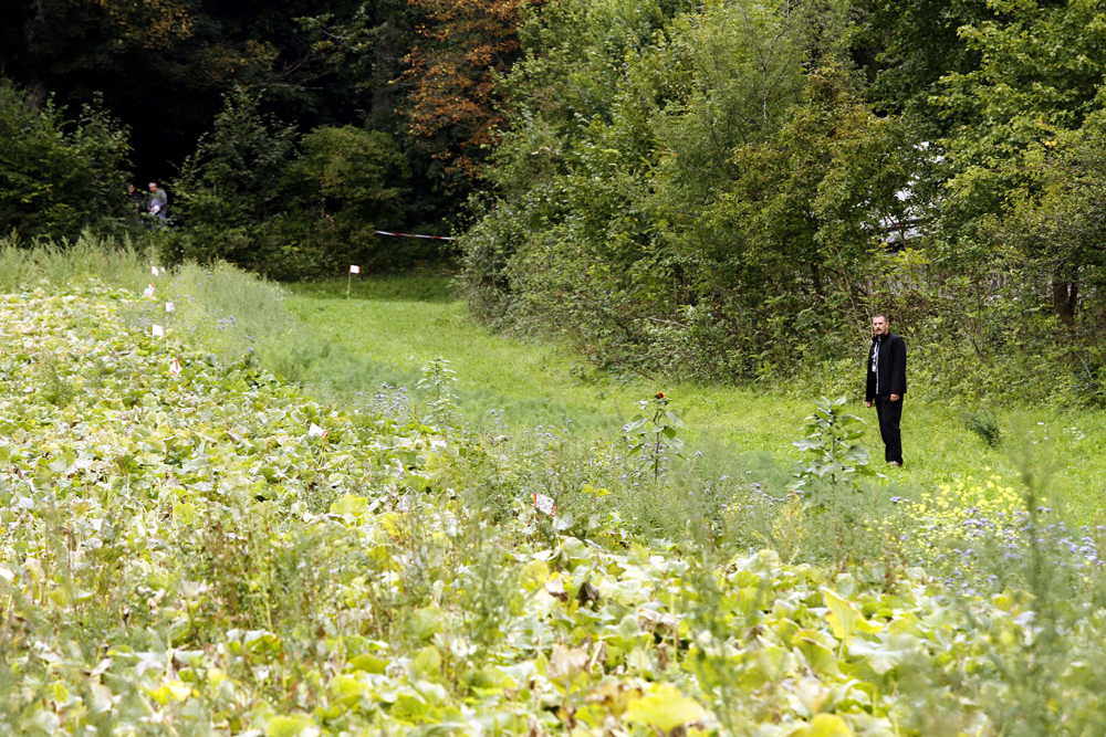 FOTO: PETER GERBER, 17.09.2010, Ried (BE):
Dort wo der Polizist steht. Beim Altersheim Ober Ried wurde heute Freitag Morgen der Amok Opa Peter Hans Kneubhl verhaftet