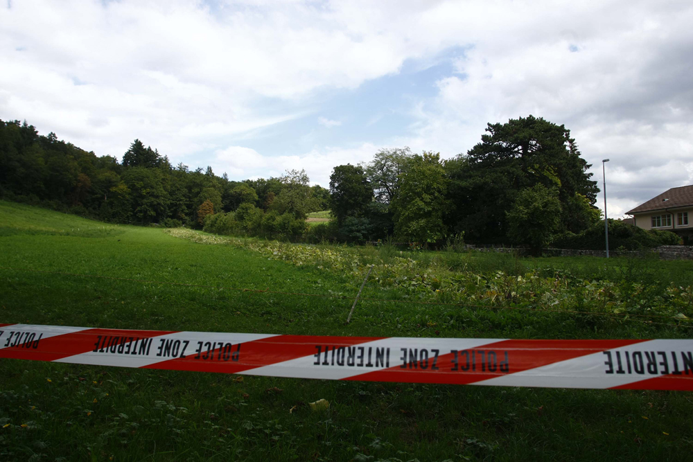 FOTO: PETER GERBER, 17.09.2010, Ried (BE):
Auf einem Feld beim Altersheim Ober Ried wurde heute Freitag Morgen der Amok Opa Peter Hans Kneubhl verhaftet
