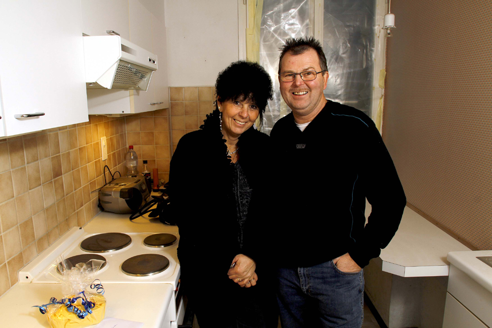 FOTO: PETER GERBER, 26.12.2010, BIEL BE:
ROMY BUNDELI (51) UND ALBERT GLAUS (54) IN DER KUECHE IN DER PARTERRE WOHNUNG. EIN EXKLUSIVER BLICK IN DIE WOHNUNGEN IM HAUS VOM BIELER AMOK RENTNER PETER KNEUBUEHL. ALBERT GALUS (54) UND SEINE PARTNERIN ROMY BUNDELI (51) HABEN DAS HAUS FUER 405 000.-- FRANKEN ERSTEIGERT