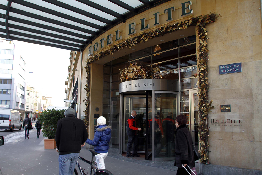 FOTO: PETER GERBER, 09.12.2010, BIEL BE:
DREI POLIZISTEN GEHEN IN DAS HOTEL. HIER IM HOTEL ELITE IN BIEL FAND DIE VERSTEIGERUNG DES KNEUBUEHL HAUSES STATT. ALBERT GLAUS (54) UND SEINE LEBENSPARTNERIN ROMY BUNDELI (51) AUS PORT IN BIEL HABEN DAS HAUS FUER 405 000.-- FRANKEN ERSTEIGERT